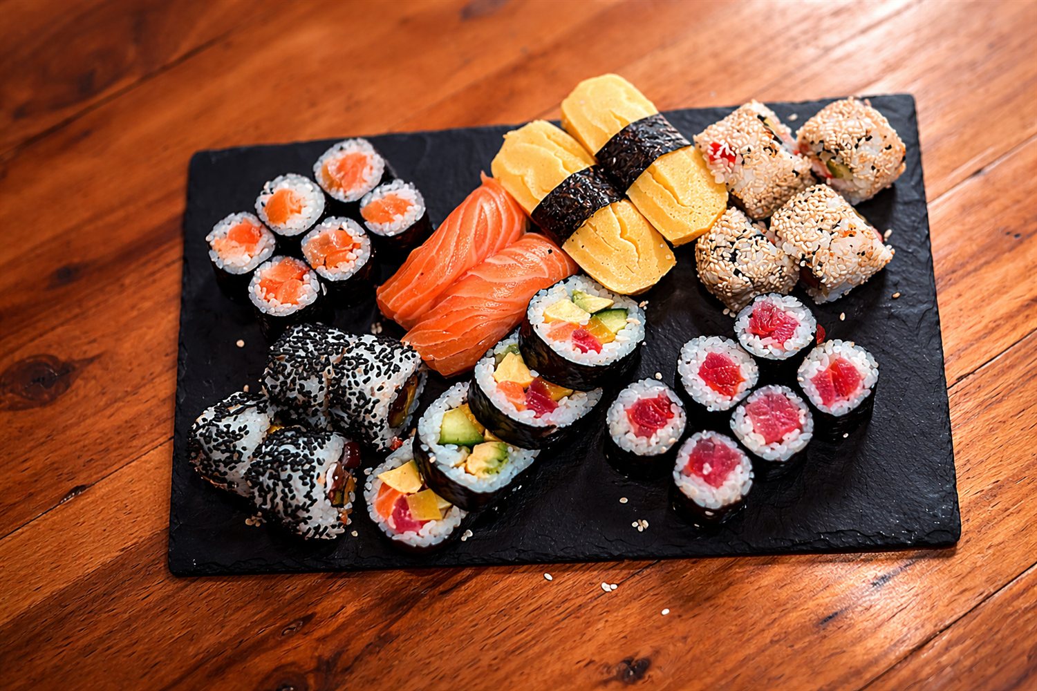 Frisch zubereitetes Sushi auf einer Schieferplatte aus eurem Kurs
