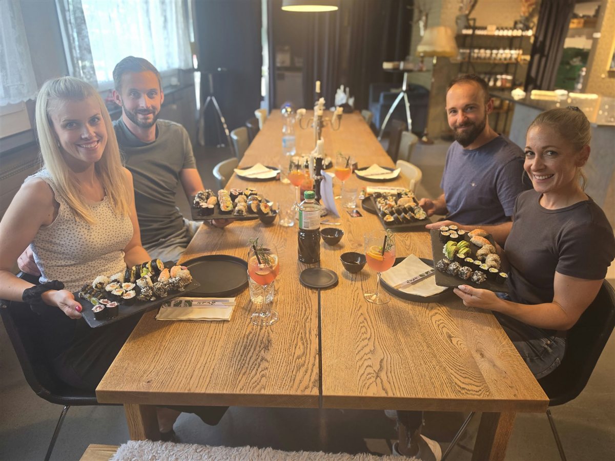 Teilnehmende beim gemeinsamen Essen nach dem Sushi-Kurs